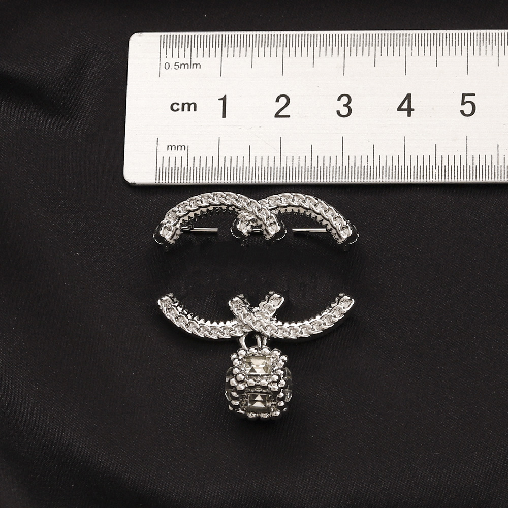 

Luxury Designer Brand Letter Brooches 18K Gold Plated Women Inlay Crystal Rhinestone Round Brooch Charm Suit Pin Marry Wedding Party Gifts Jewelry Accessorie