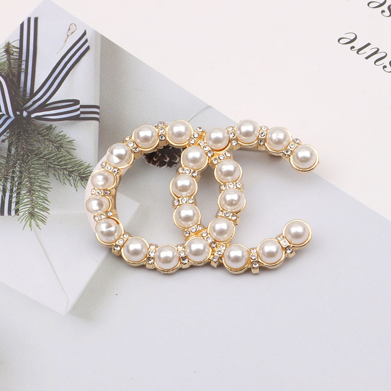 

Women Vintage Designer Brand Double Letter Brooch Pearl Rhinestone Crystal Metal Broochs Suit Laple Pin Fashion Jewelry Party Accessories Gifts 2 Colors