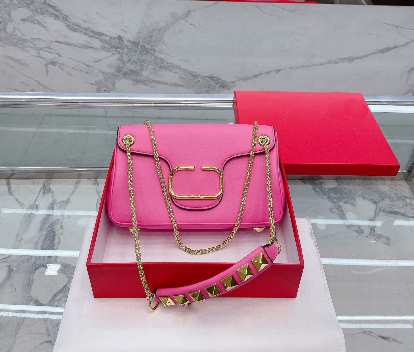 

Designers shoulder bag Luxury tote purse handbag message bags cluth Brand classic Cattlehide Genuine leather Crossbody Vlogo Signature Rivet 28CM Womens Fashion, White