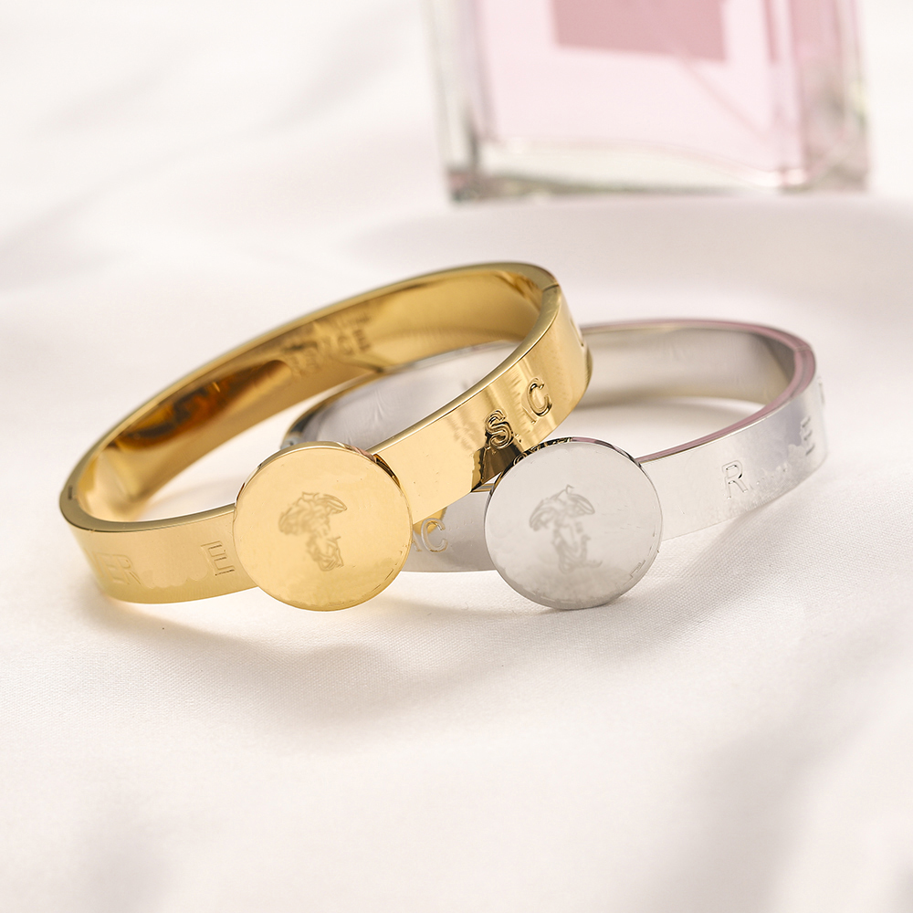

Luxuy Bangle 18k Plated Gold Charm Bracelet Doll European And American Fashion Brand Young Style Classic Style Christmas Couple Gifts For Women