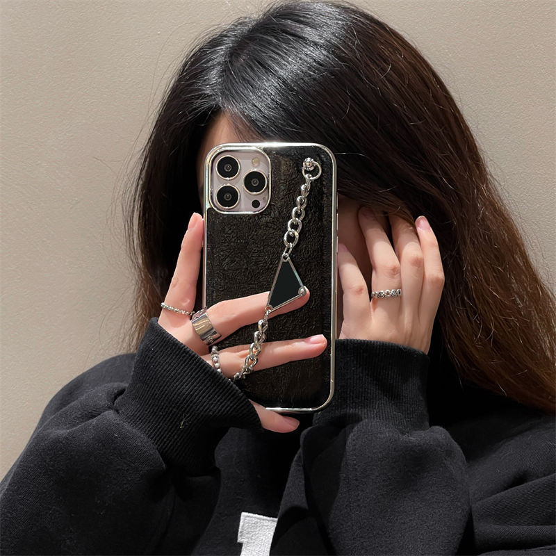 

Designer Phone Case Tinfoil Pattern IPhone 14 Cases For 13 Promax 12 Pro 11 14plus 14pro Max Chains Armband Phonecover, Black