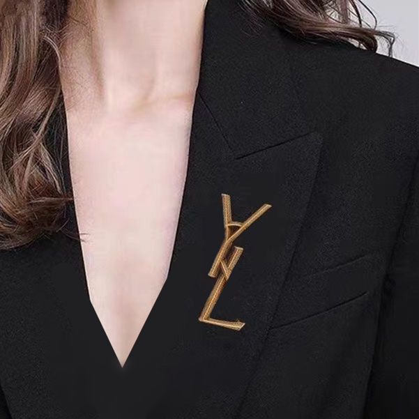 

Letter Brooch Luxury Personality Retro Classic Designer Gold Letters Brooches Women Suit Pin Fashion Jewelry Accessories High-Quality Wholesale