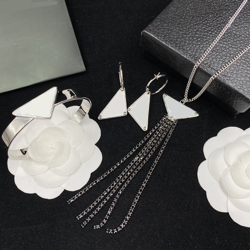 

Womens Designer Tassel Necklace Bracelets Ear Studs Luxury Silver Metal Chain Bangle Fashion Wedding Luxurious Jewelry Sets 2301053QS