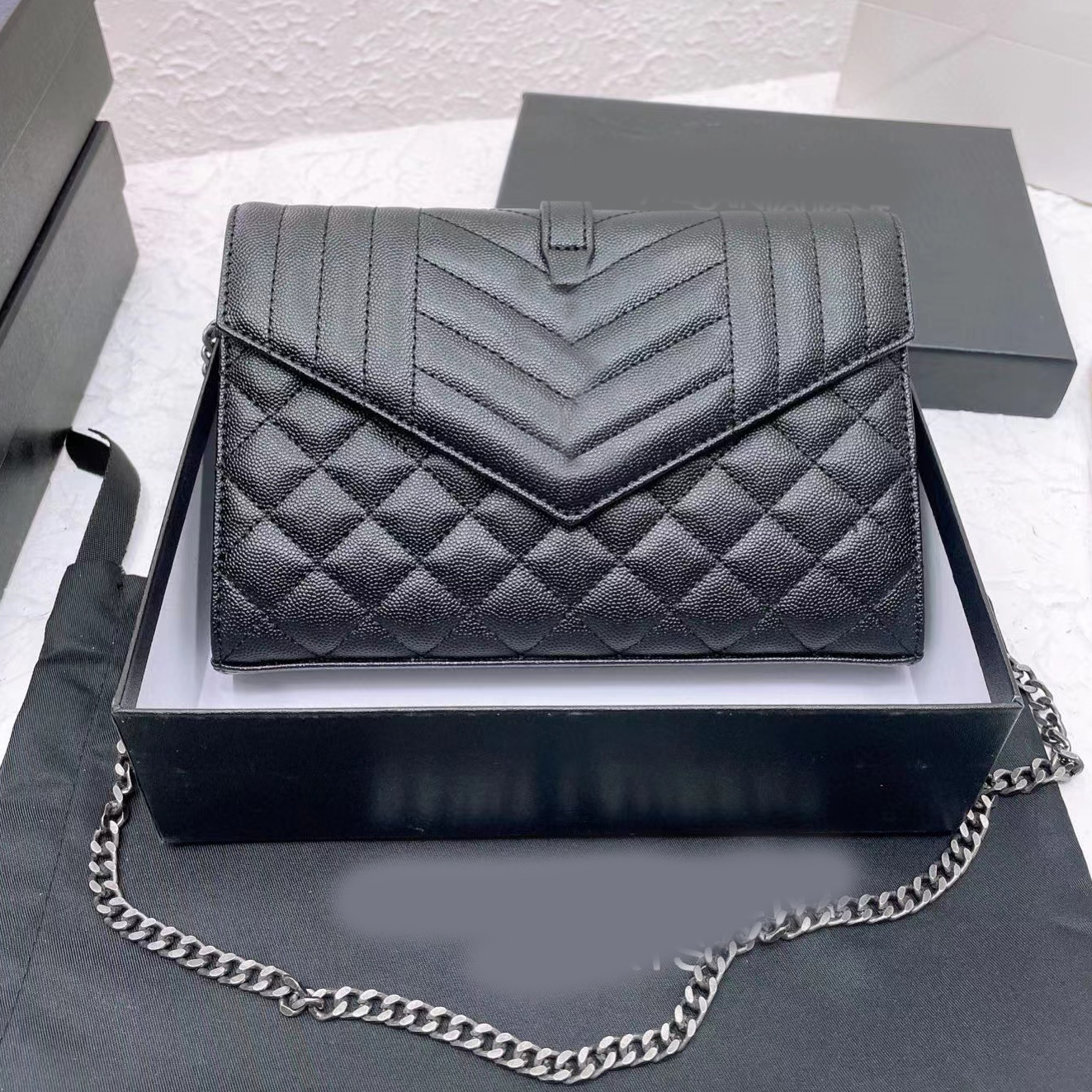 

Black quilted Totes Shoulder Bags Women Plain Leather Khaki Diamond Lattice Chains Handbags Purses Wallet Purse Cross body Handbags Bag Designer Thread lady, Gold logo and chain 1