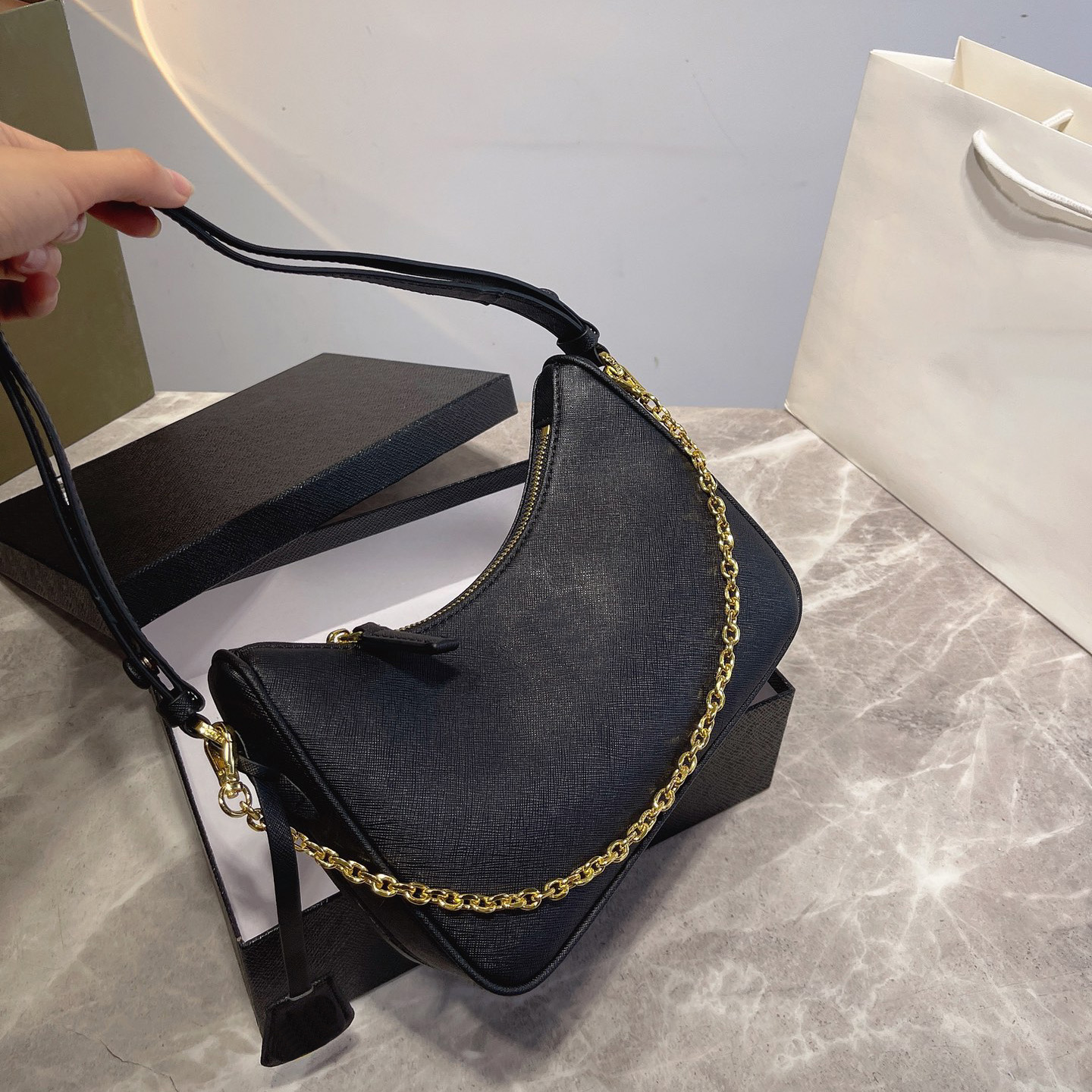Sac cosmétique Luxurys Designers Épaule Limitée Femmes Mode Sacs à main Lettres Hasp Poignée Soirée Fourre-tout Sacs à provisions Totes Casual Fe