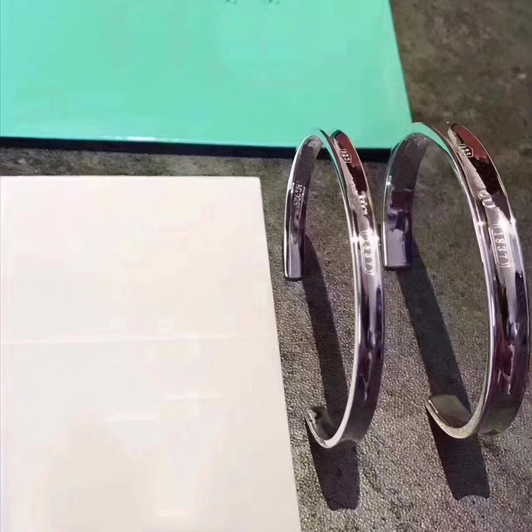 

Luxury fashion bangle jewelry designers bracelet banglesPlatinum bangles Anniversary gift Titanium Steel adult bracelets for women trendy 60012389