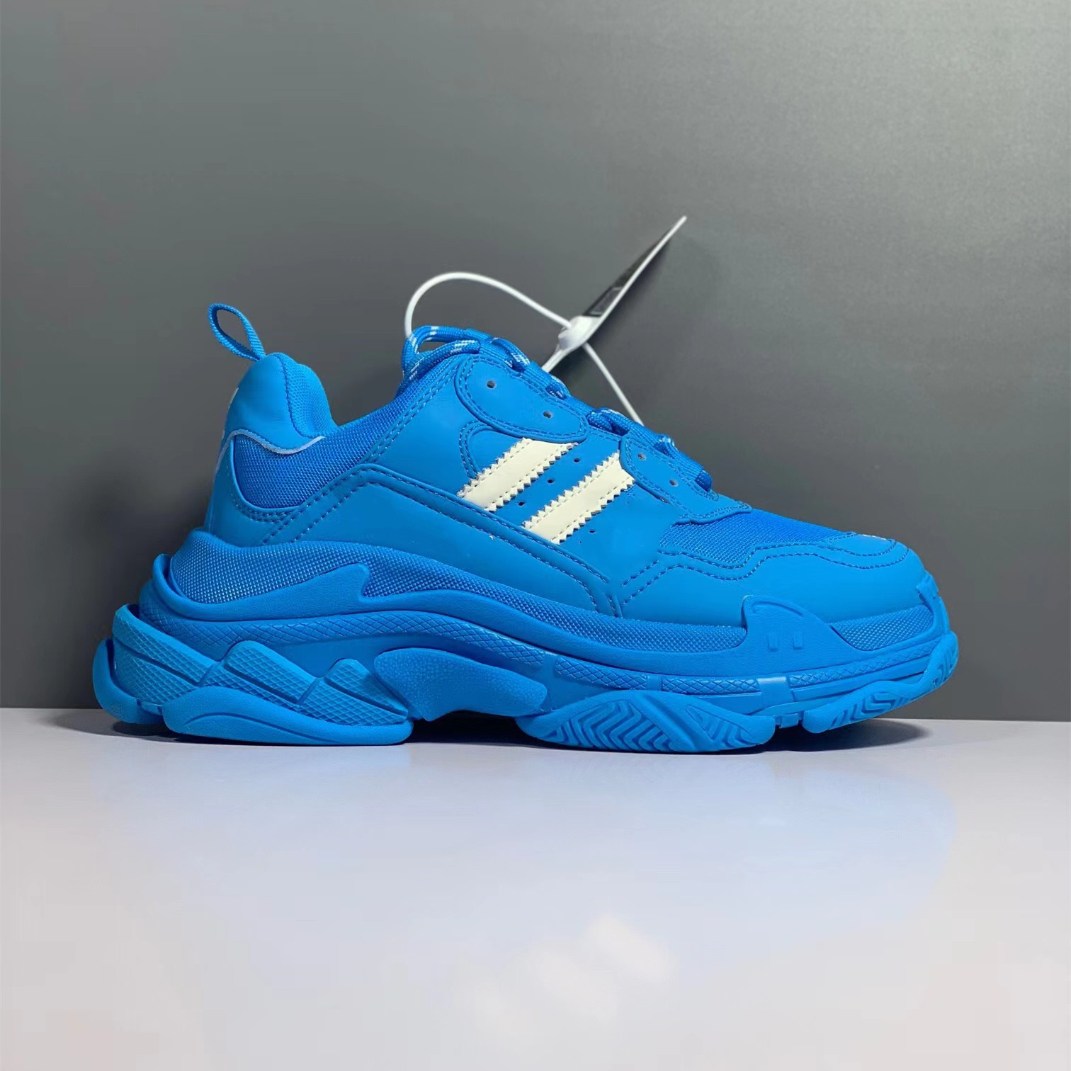 

Casual Shoes triples s Daddy shoe sneaker 17 fw paris triple Luxury Mens Womens platform sports blue runner Vintage for Spring and Autumn 2023 Co-branded models, Black