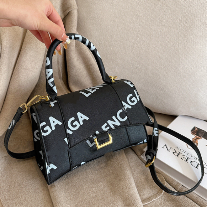 

Fashion Half Moon Women's Bag Ins New Graffiti Unique One-Shoulder Handbag Trendy Girl Korean Style Messenger Bags, Black