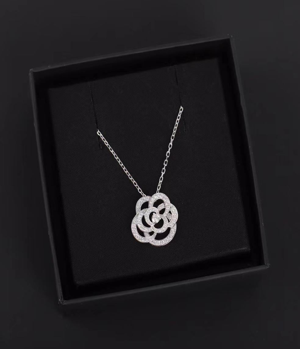 

Chic Pendant Necklaces Flower Camellia Necklace White Gold Plated Hollow Diamond Necklaces Fashion Jewelry Enamel Rhinestone Charm7358753