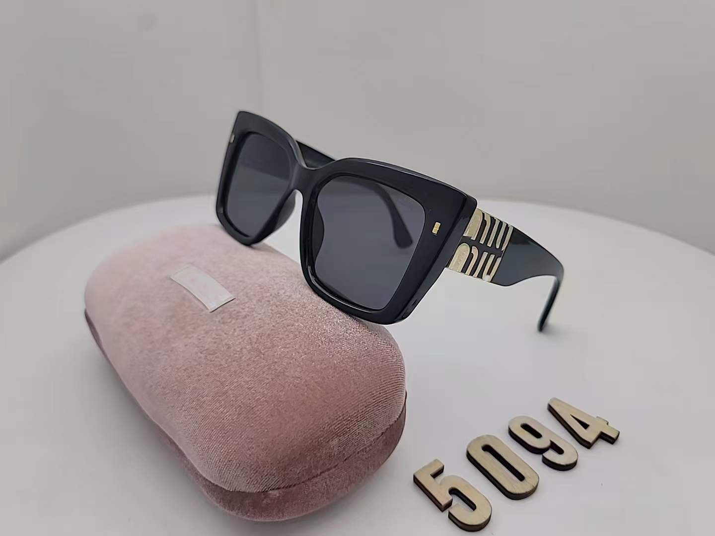 

2023 Top luxury Sunglasses sunglass polaroid lens designer womens Mens Goggle senior Eyewear For Women eyeglasses frame Vintage Metal Sun Glasses With Box5094