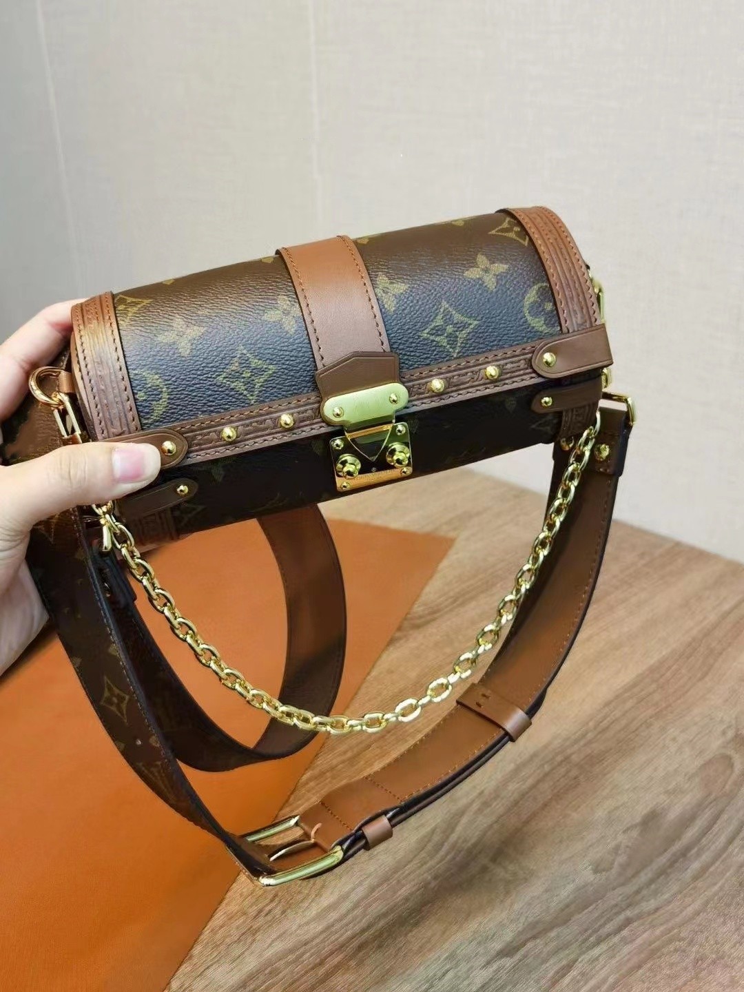 

Wallets M57835 fashionable women's handbag cylinder bag embossed shoulder bag good