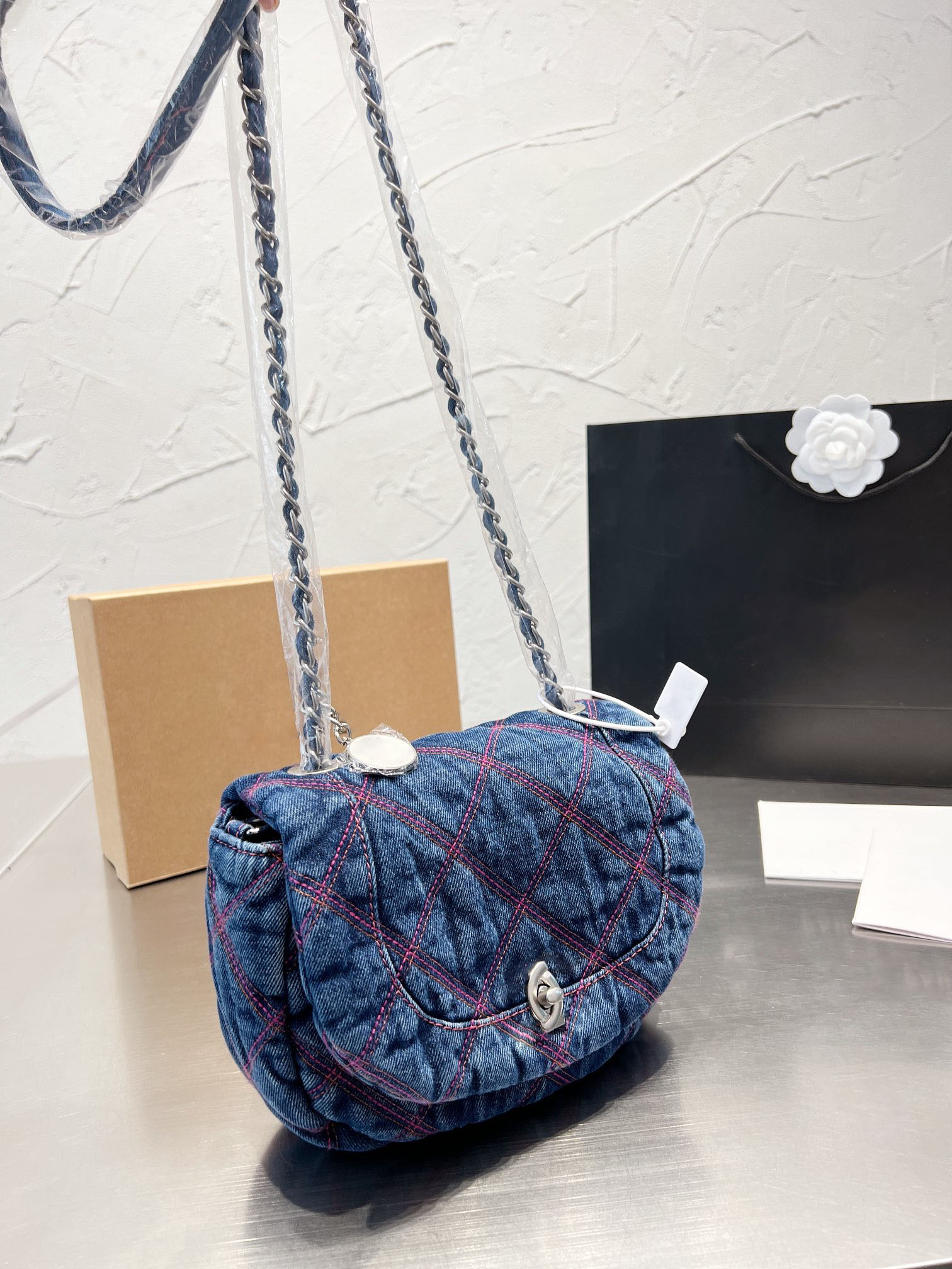 

Denim Fabric Fashion One Shoulder Bag Designer handbag Luxury Crossbody Bag Flip Purse 2023 winter style Chain Clamshell design, Blue