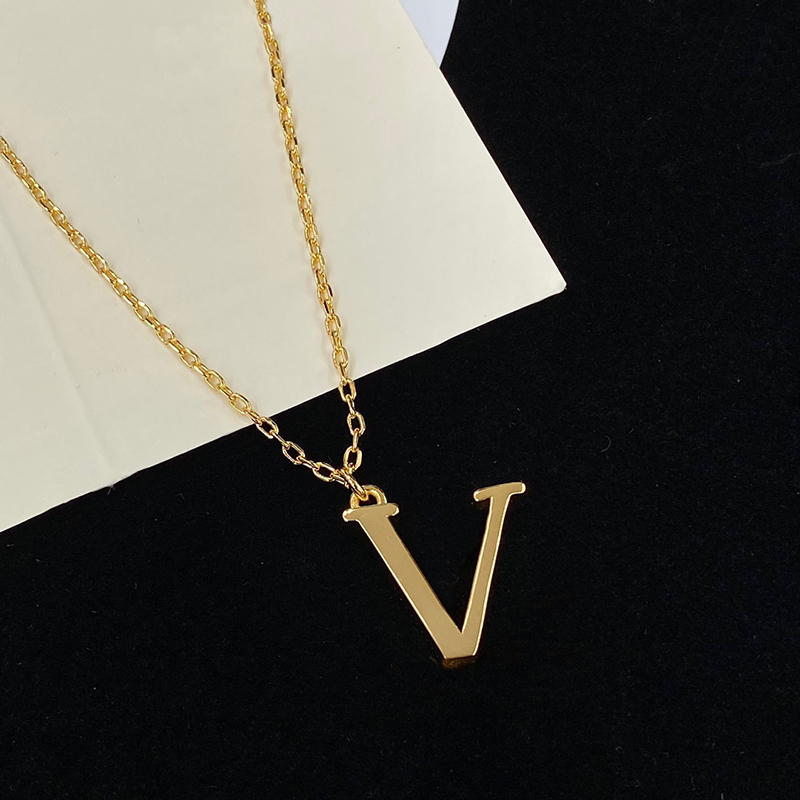 

Luxury Designer Fashionable Gold Stainless Steel Necklaces For Womens Women Letter Pendant Fashion Couple Necklace Wedding Jewelry 2301103QS