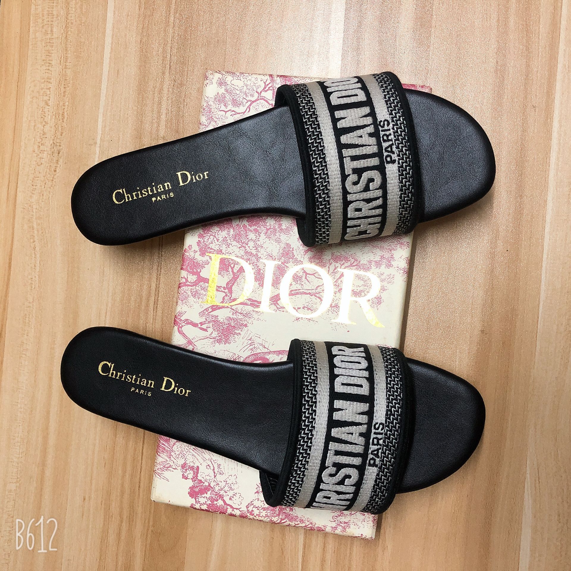 

Designer Summer Beach slippers fashion Loafers Lazy platform flops leather Letters Cartoon Slides women shoes Metal Ladies Sandals Large size 35-40-41 us4-us10, Silver