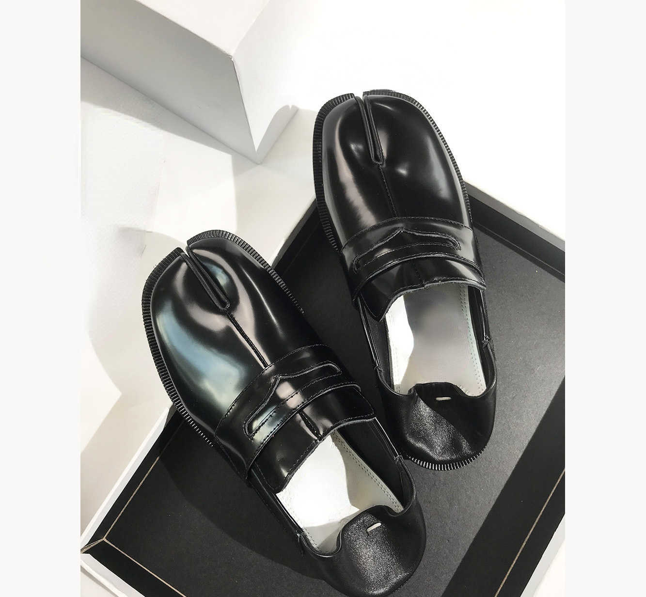 

Dress Shoes 2023 new pig foot split toe shoes leather shoes women's flat loafers, Black heel style