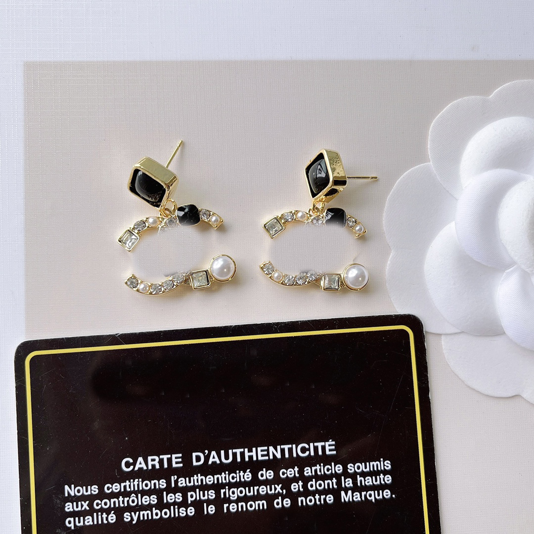 

18k Gold Plated Earrings Charm Earings Design Fashionable Letters For Women Earrings Luxury Designer Jewelry Locks Couples Family Gifts Packaging Pearl Cube