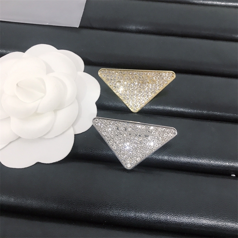 

Luxury Diamond Brooch Wedding Party Accoriess Women Men Designer Brooches Brand Letter Triangle Jewelry Pin Gift