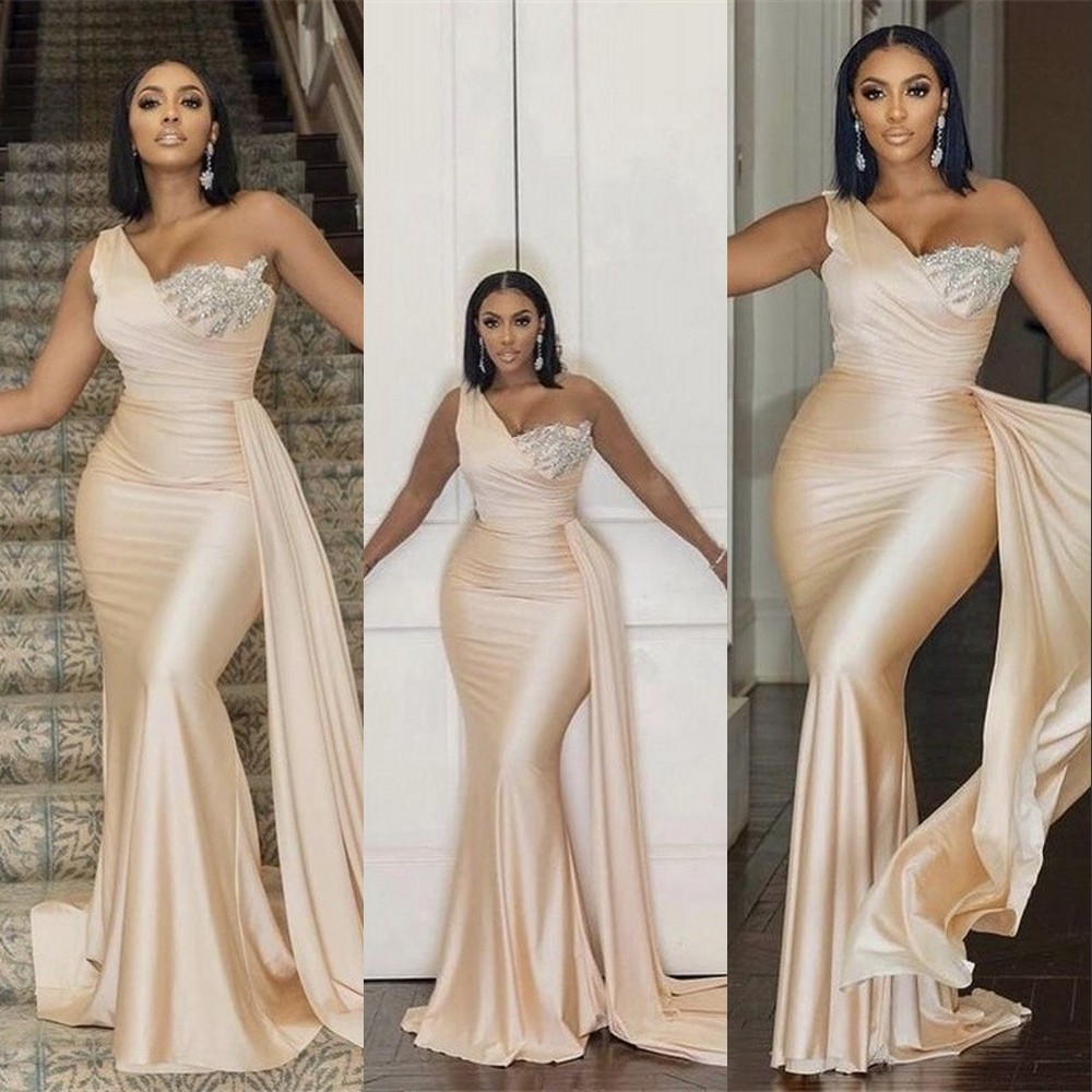 

2023 Champagne Bridesmaid Dresses One Shoulder Mermaid Sleeveless Crystal Lace Appliques Silk Satin Long Wedding Guest Bridesmaid Gowns Plus Size