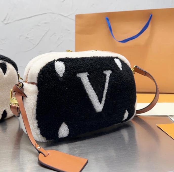2023 Luxury Designer sacs à bandoulière Womens Winter Teddy tempérament de la mode Messenger sacs dame sac à main sacs à main deux couleurs