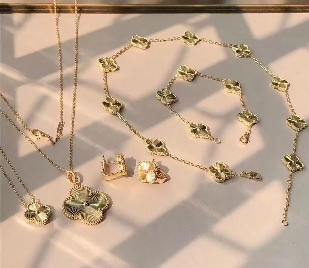 

S925 Silver Fashion Necklaces Pendants Classic 4/Four Leaf Clover charms Designer Jewelry set 18K gold plated for Women&Girl Valentine's Earrings love bracelets Gift