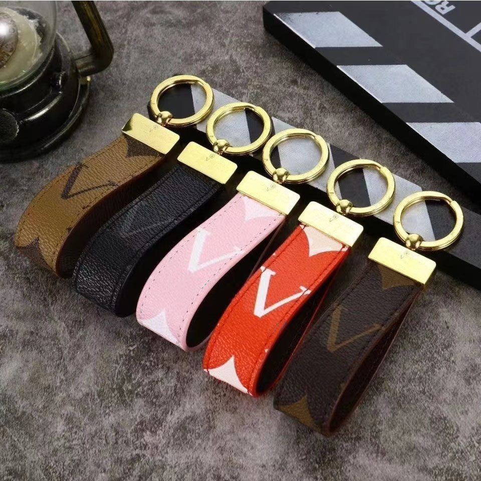 

Keychains Lanyards keychain designer fashion lovers car key buckle luxury carabiner keychain leather handmade carabiner keychains for women and men bags