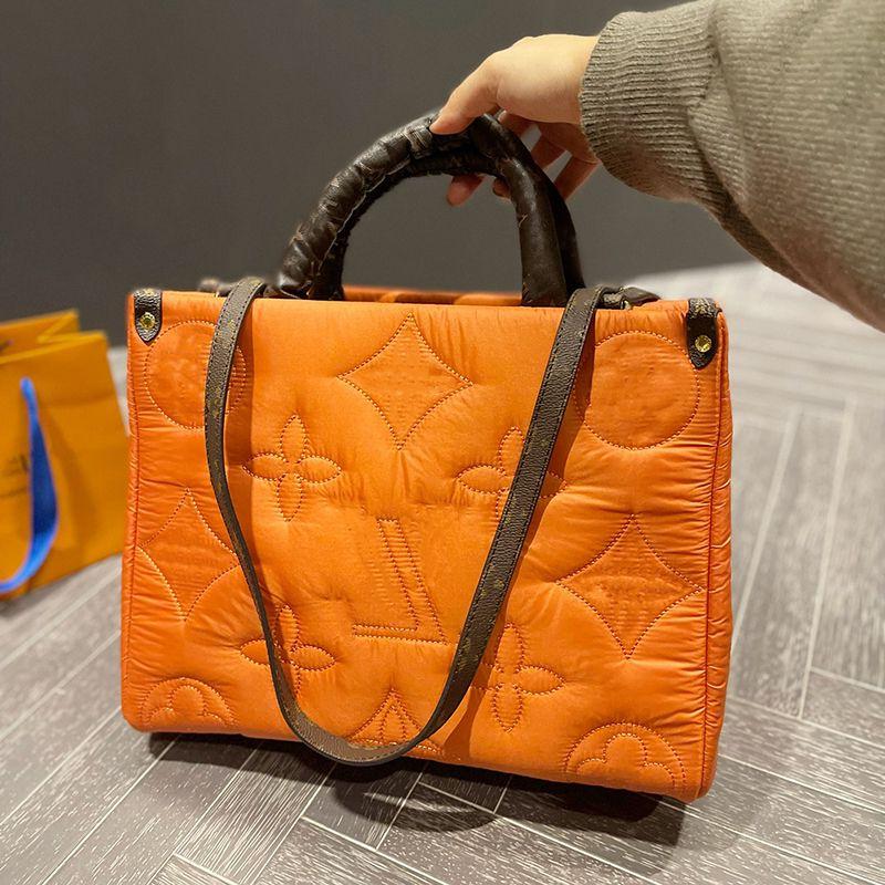 

Women Luxurys Designers Puffer Totes Bags MM onthego Handbag Quilted Flowers Shouder Crossbody Ladies Handbags Side Embossed Flowers Wi Axuf, Beige