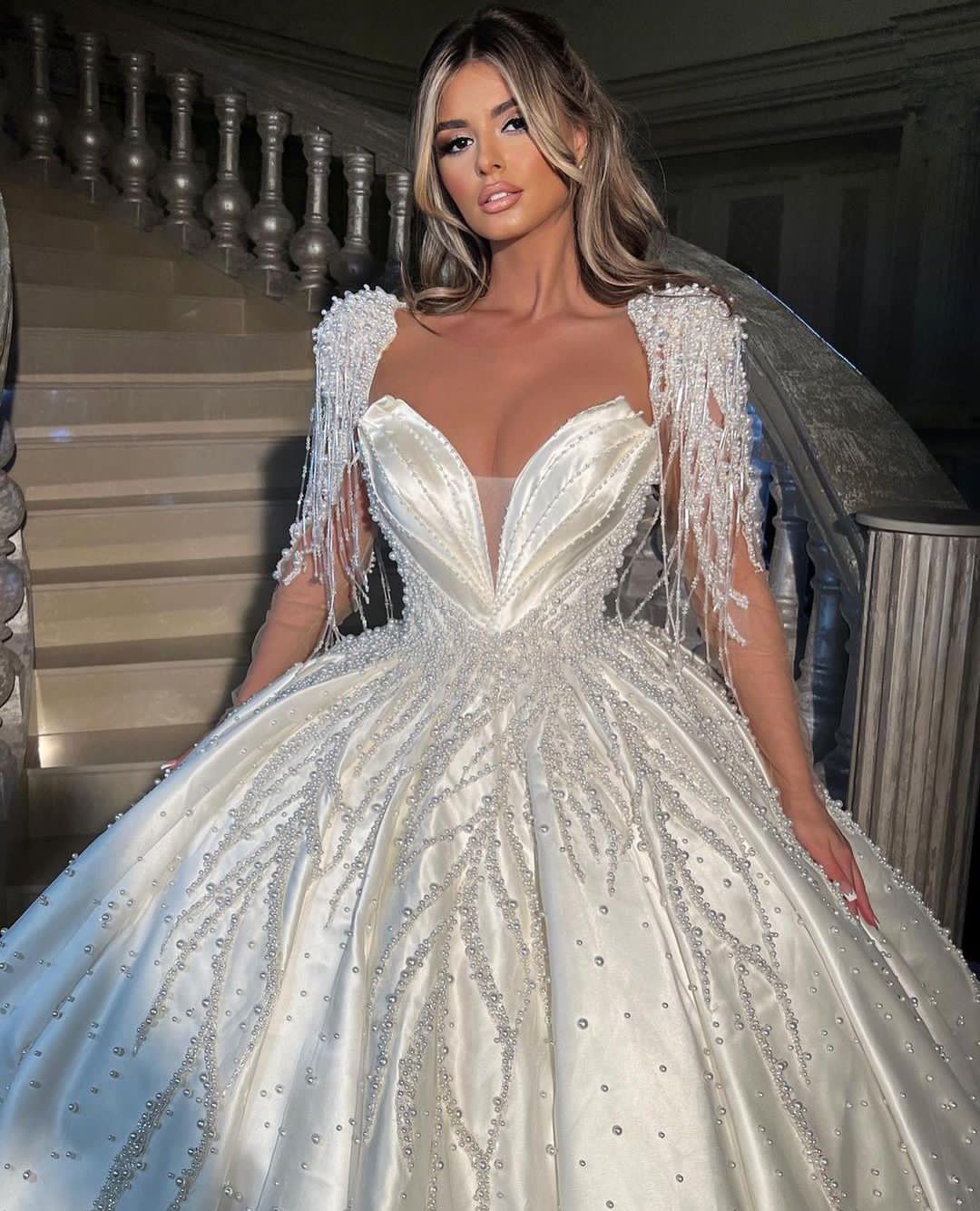 Luxury Ball Gown Wedding Dresses Middle Sleeves V Neck Sequins Appliques Beaded Satin Pearls Ruffles Formal Bridal Gowns Plus Size Custom Made Vesti