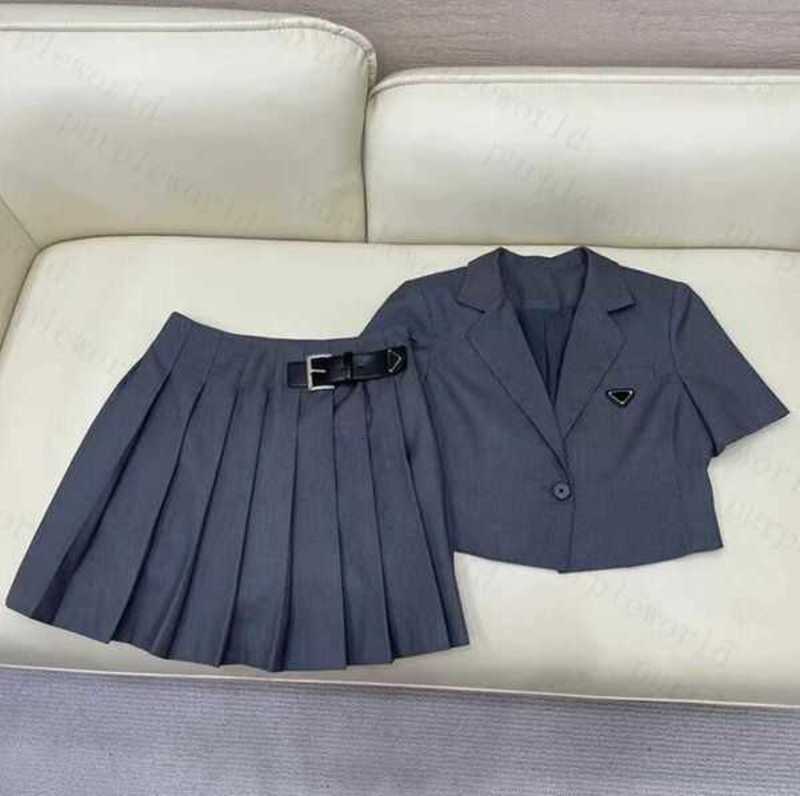 

Women's Two Piece Pants College Style Blazers Dresses Luxury Women Personality Badge Designer Female Coat Dress Set 3CHT, Gray