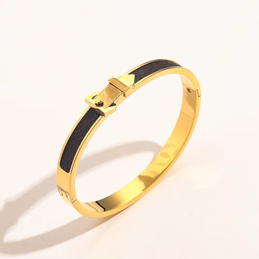 

Designer Jewelry Women Leather Bracelets Gold Bangle with Belt Buckle Hardware Stainless Steel Fashion Brown Four Leaf Flower Pattern Logo Stamp