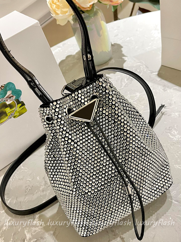 

Women Tote Handbags Mini Satin Designer Fashion Crystal Embellished Bucket Bags Diamond Totes 2023 New Summer Gold Black Shiny Party Shoulder Purses