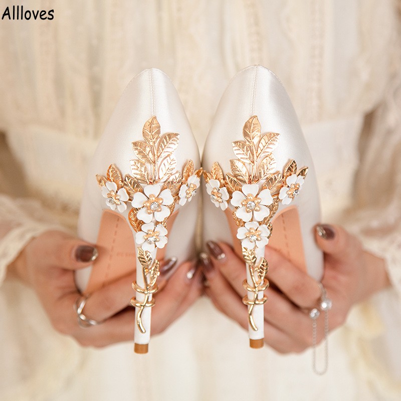 

Fashion Metal Carved Wedding Shoes For Bride High Heels Pointed Toe Light Sky Blue Women Heel Shoes Elegant Satin Stiletto Ladies Dress Pumps Designer 10cm CL1530, White gold