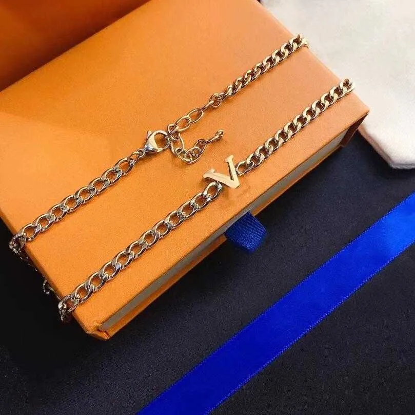 

Fashion Womens Gold Stainless Steel Designer Necklaces Simple Letter Pendants Necklace Wedding Jewelry Accessories Women Temperament