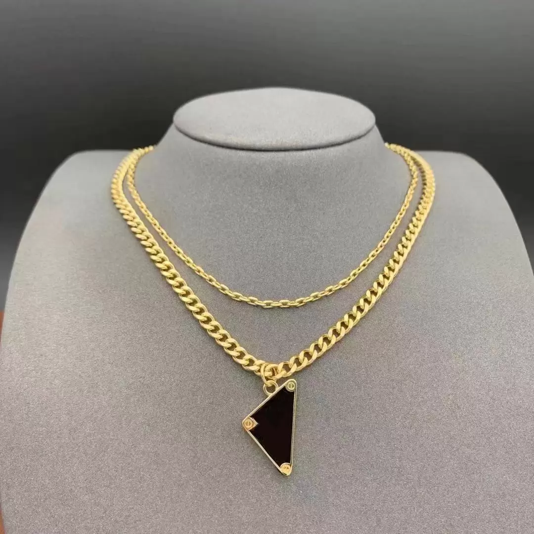 

Womens Mens Luxury Designer Necklace Chain Fashion Jewelry Black White P Triangle Pendant Design Party Silver Hip Hop Punk Men Necklaces Names Statement Jewellery