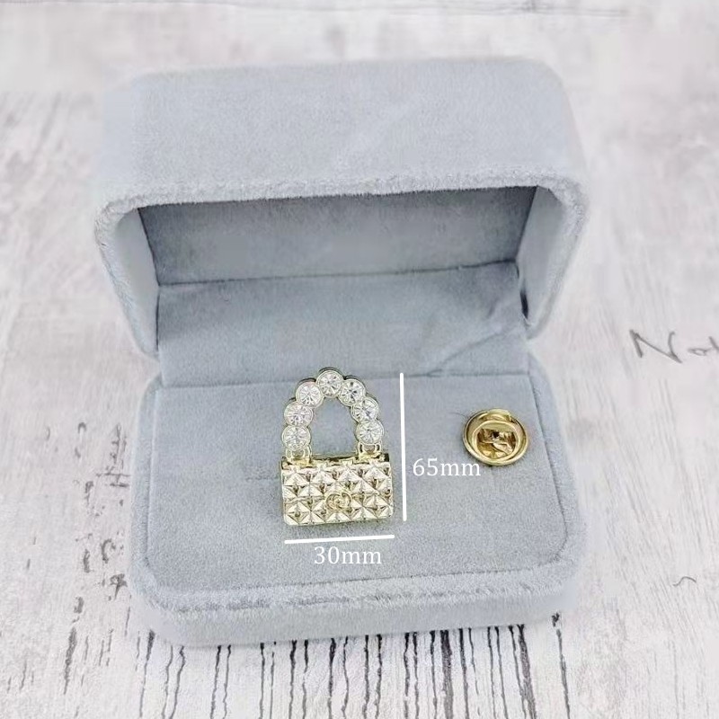 

Jewelry Luxury Lapel Pins Women Men Designer Brooch Brand Geometry Brooches 18K Gold Plated Inlay Crystal Rhinestone Broche Charm Pearl Badge Party Gift Broches