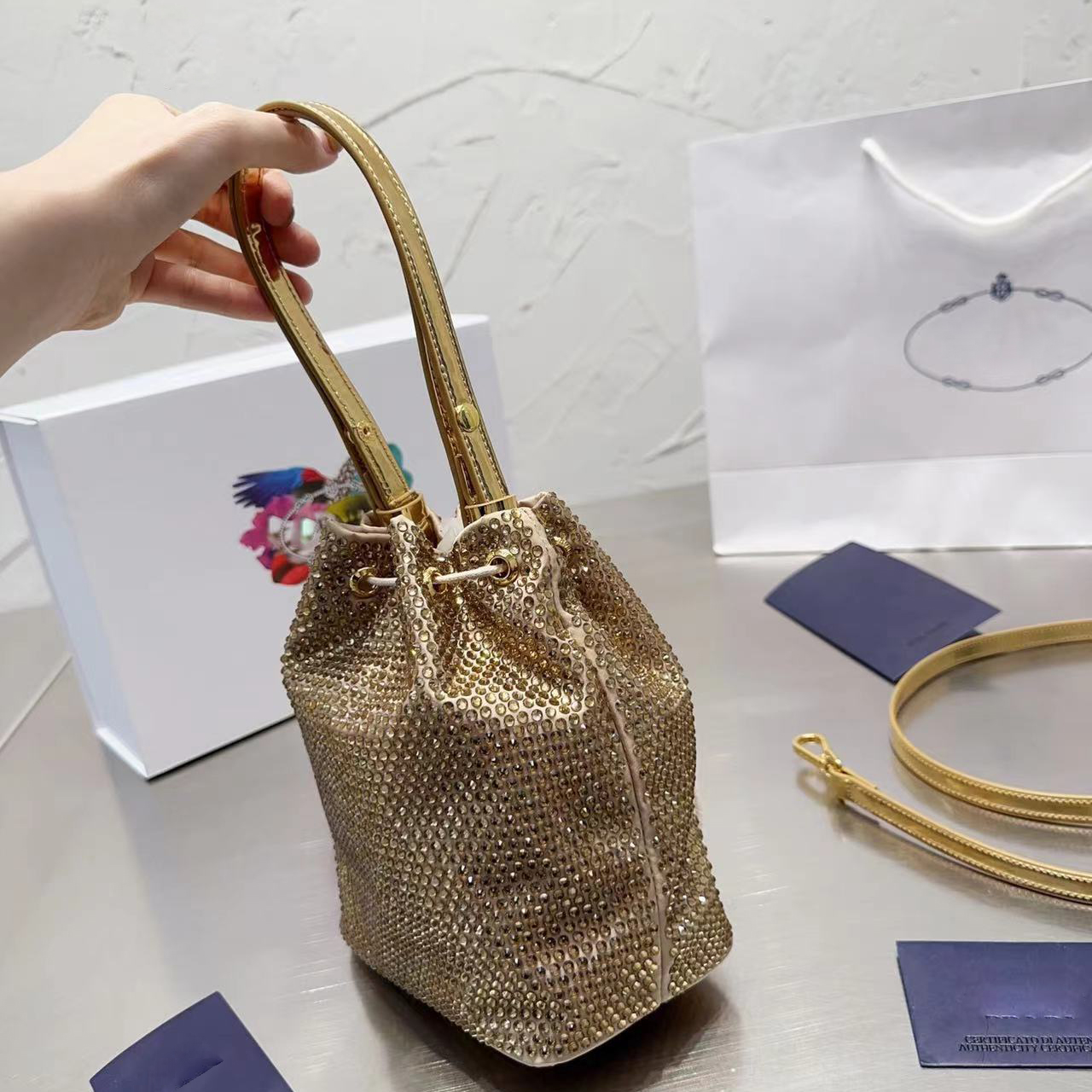 

Fashion handbag crossbody bag luxury series Gold and black Dual-purpose bucket bag Fashion is useless. Take it home