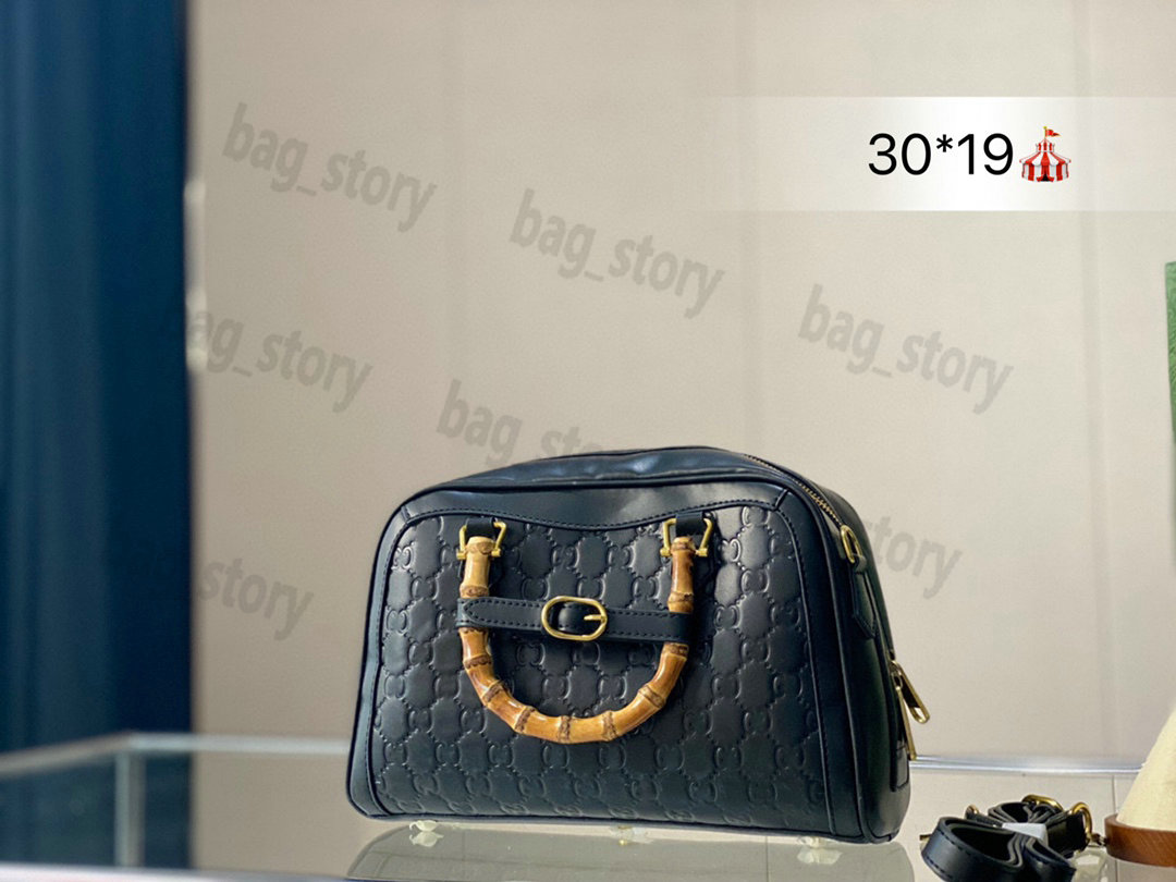 

2023 Collection Boston Bag Matelasse Shoulderbag Embossed Monograms Keepall Package Diana Wood Handle Handbag Large Capacity Outdoor Gym Luggage Casual Tote