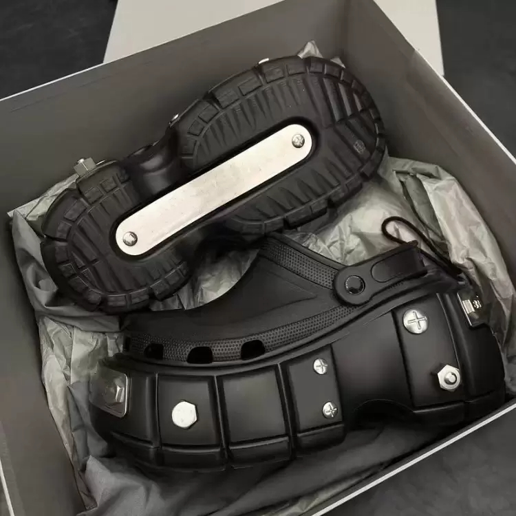 

2022 Women Men Slippers Fashion Triple S Flip Flops HardCroc Beach Pool Slides Sandals Sports Punk Style Rubber Rivet Slide Casual Foam Shoes Water Walker Trainer, Red