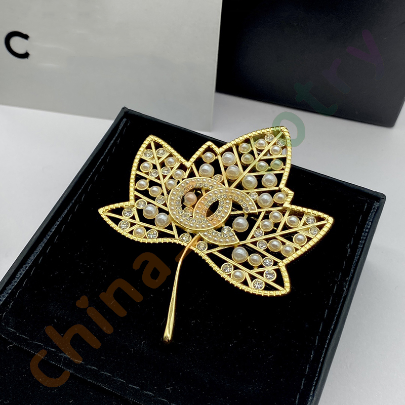 

Luxury designer pearl rhinestone letter brooch Mens decorative brooch Women's classic maple leaf Brooches Fashion suit accessories