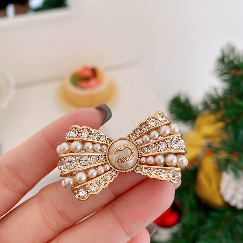 

Luxury Designer Brooch Pins For Women Brand Gold Letter Bow Brooch Pearl Diamond Accessories Vintage Womens Gentle Breastpins 2301301QS