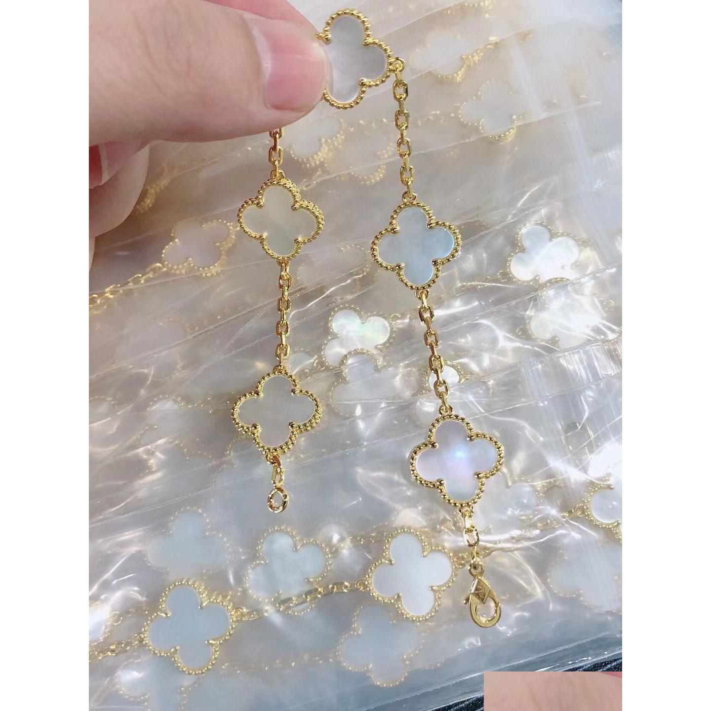 

Charm Bracelets Luxury Van Clover Designer Love Ring Mother Of Pearl Sweet Blue Shell 18K Gold 4 Leaf Flower Brand Bangle Bracelet D Dhemt
