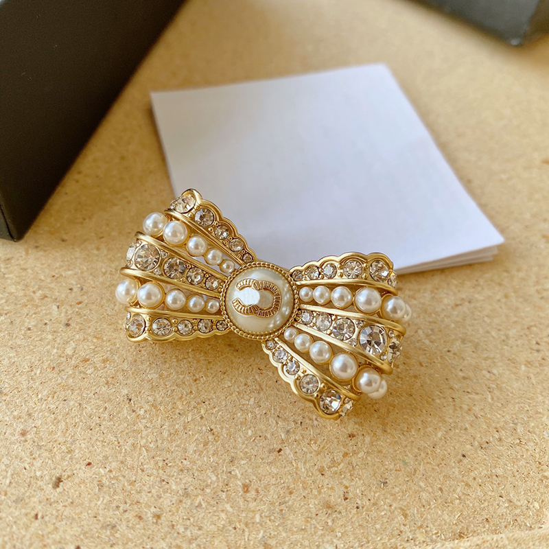 

Women Luxury Designer Brooch Pins Gentle Bow Brooches Diamond Pearl Accessory Brand Letter Vintage Womens Advanced Breastpin 2301301QS