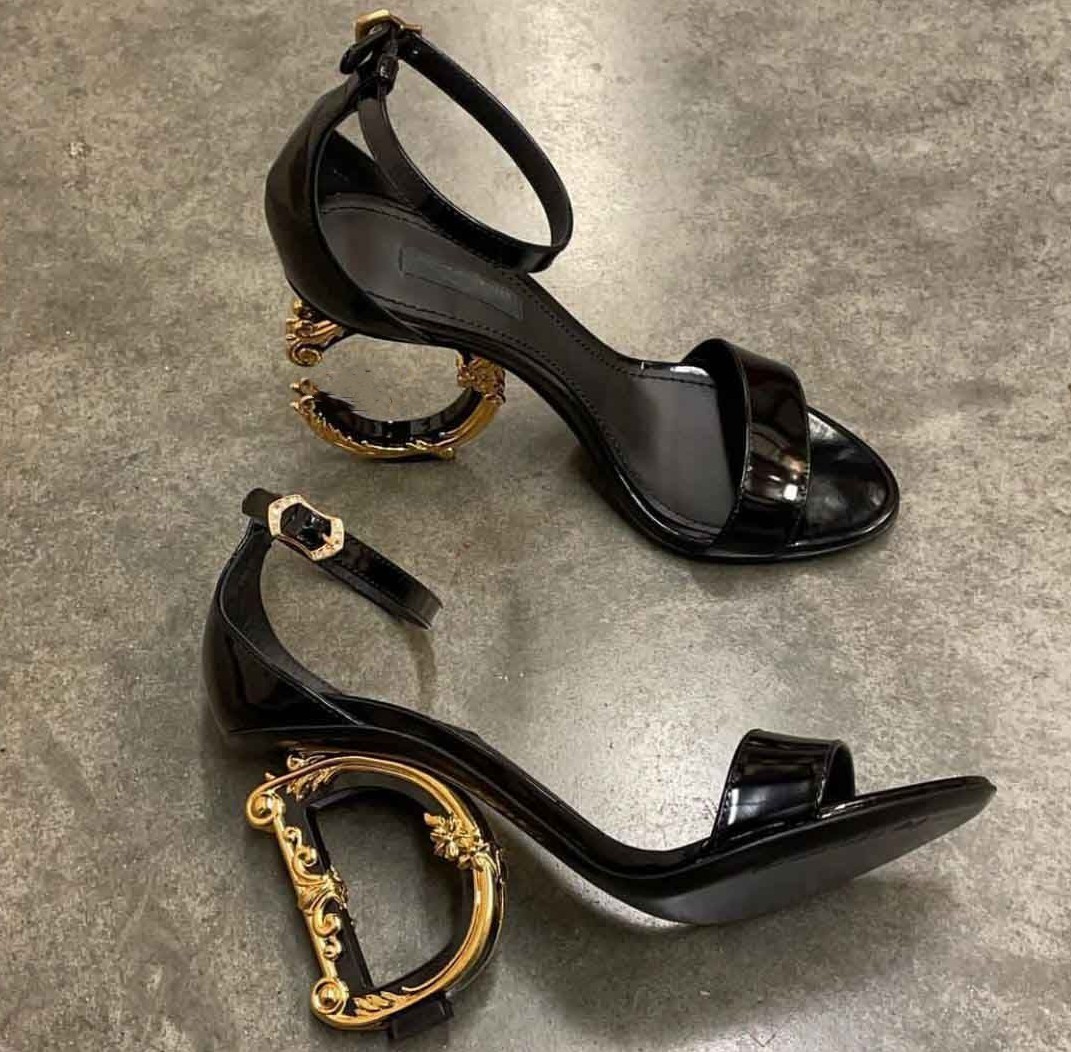 

Top Luxury Keira Sandals Shoes Women Polished Calfskin D-shaped Heel Patent Leather Lady Gold-plated Carbon Gladiator Sandalias Party Wedding EU35-43
