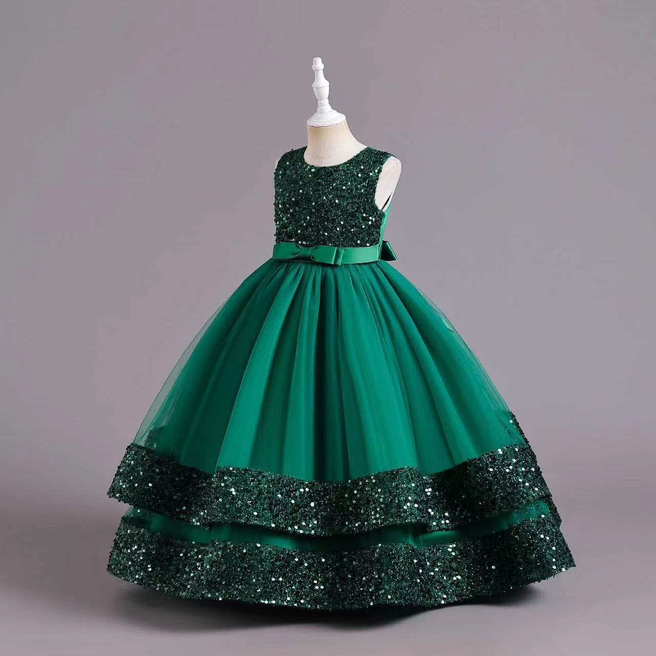 Magnifiques robes de fille de fleur verte encolure dégagée appliquée perlée manches longues robes de concours à volants à plusieurs niveaux balay