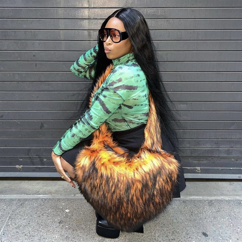 

2023 Luxury Designer Bag Faux Fur Winter Women Handbags Cute Plush Ladies Heart Shaped Shoulder Bag Female Purse Love Tote Bags, Racoon color