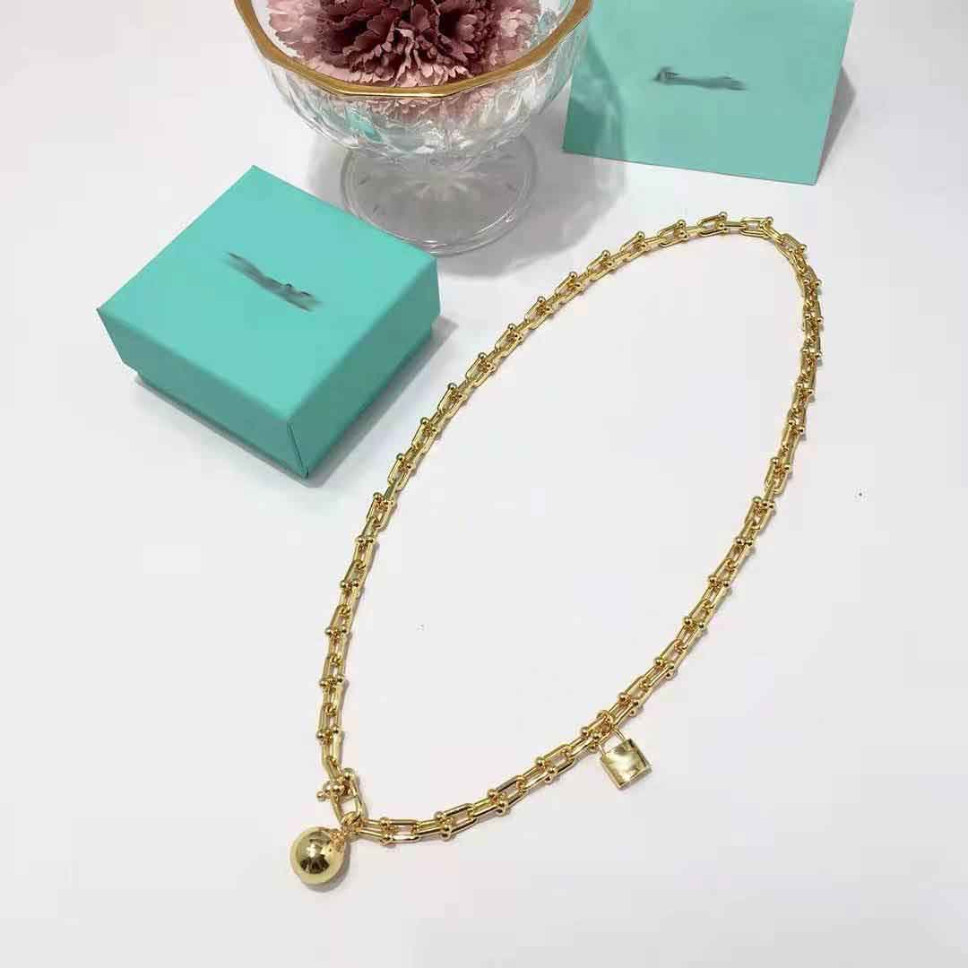 10 ans d'usine en gros mode étoiles zircon en acier inoxydable collier de type U adapté aux cadeaux de couples avec sac à poussière