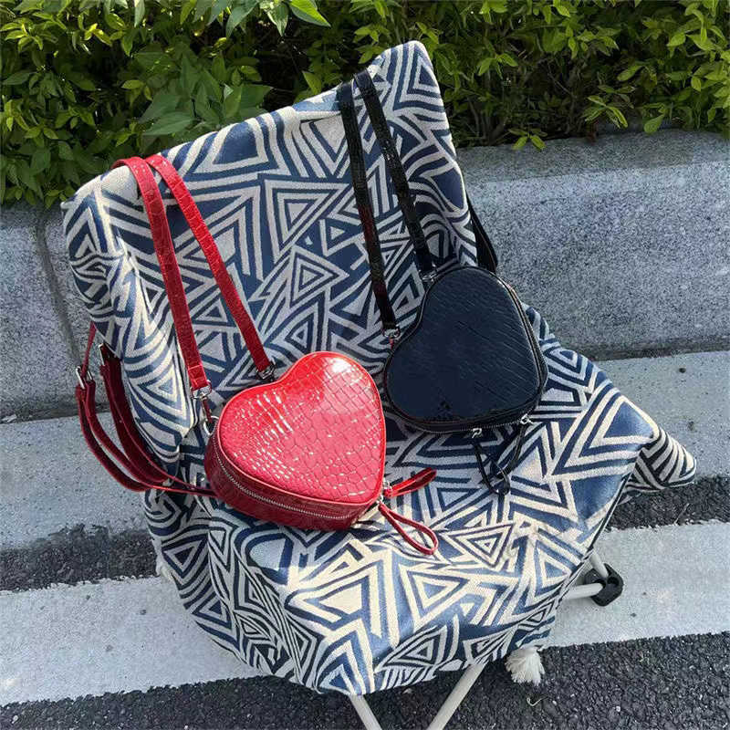 

Vivi Designer Women's Bags Crocodile Pattern Shoulder bag Black Punk Bag Crossbody Backpack Fashion Heart Mini Wallet bookbags 230110, Red