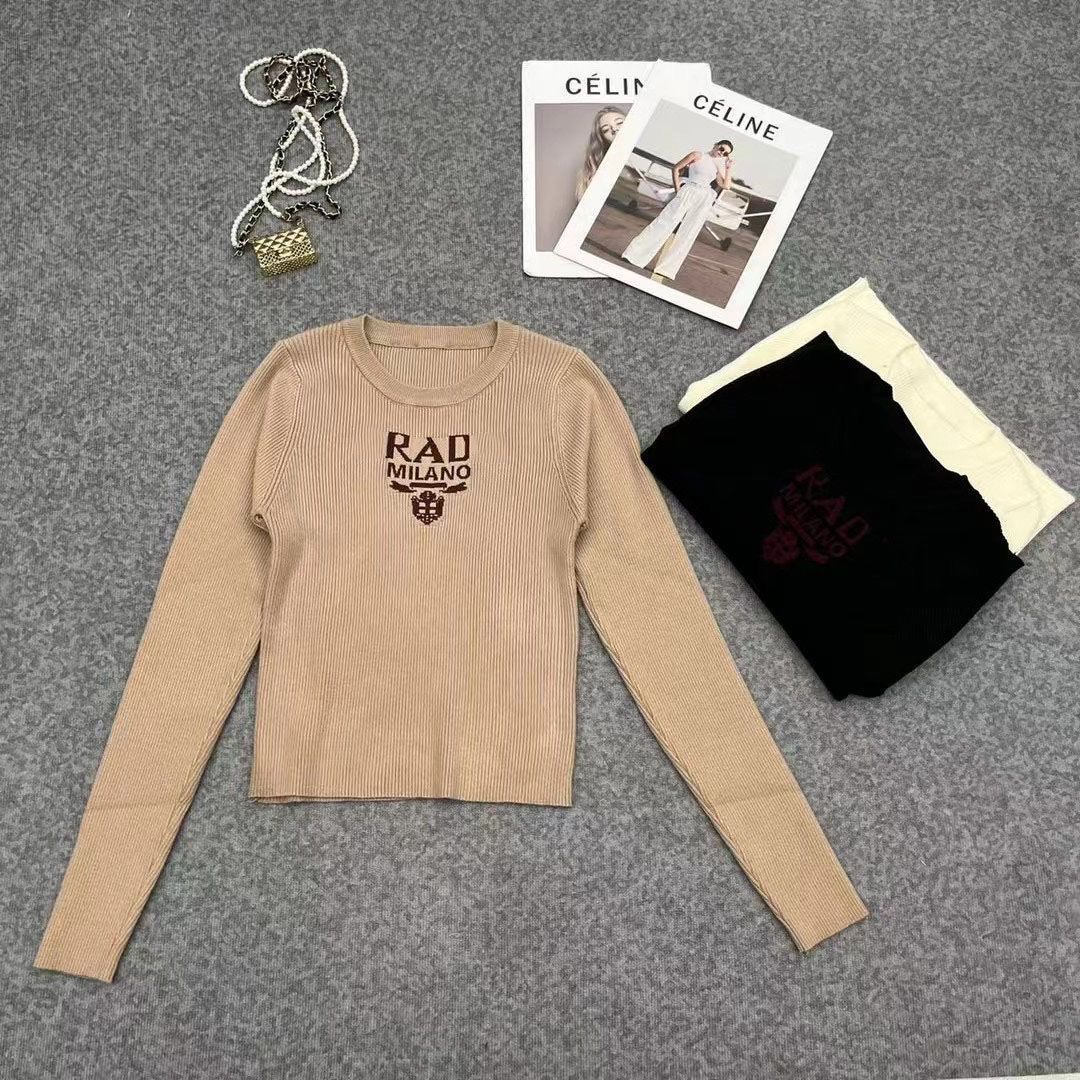 Au début de l'automne, les nouveaux pulls courts à manches longues pour femmes en tricot fin en jacquard lettre P à porter