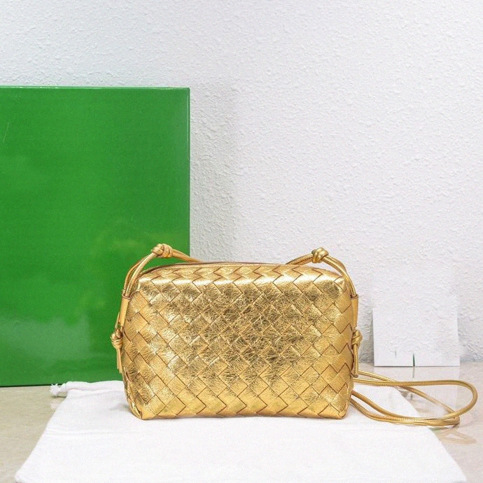 Petit sac photo en cuir intrécciato avec finition en laiton - sac à main designer pour femmes