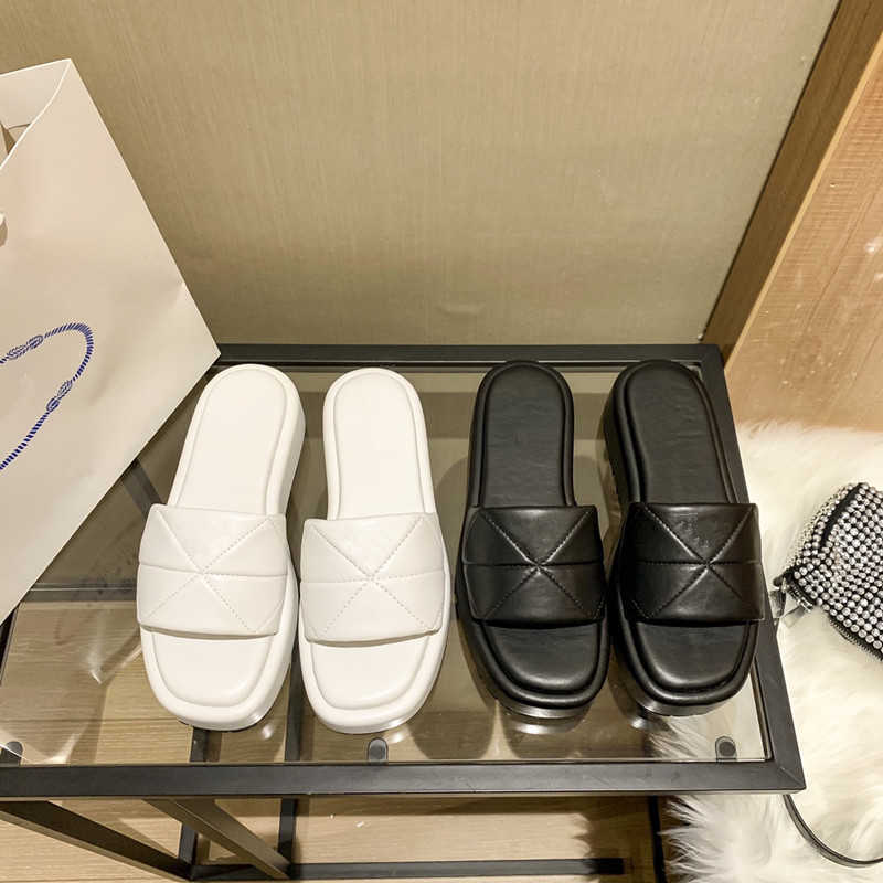 

Quilted Women slippers Sandals Fashion Designers Triangle Flat Slides Flip Flops Summer genuine leather Outdoor Loafers platform Bath Shoes Beachwear Black White, Pa228-1