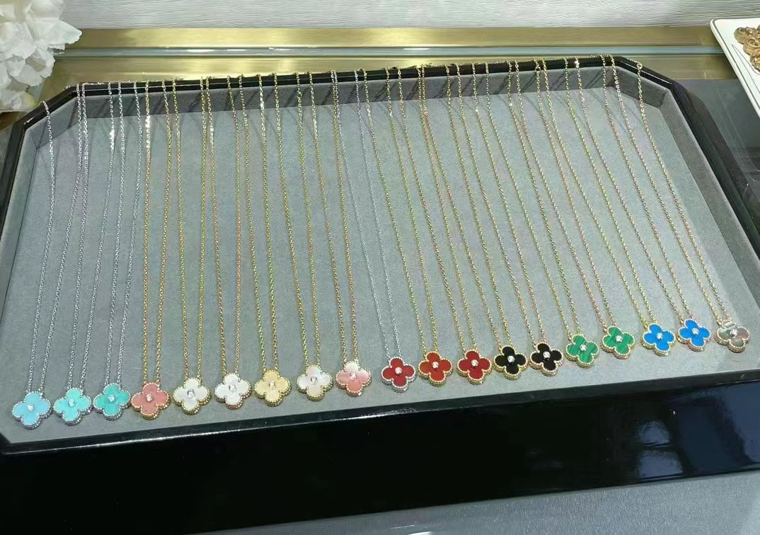 

Luxury VA Brand Clover Designer Pendant Necklaces Gold Black Blue White Pink Red Green Stone Sweet Flower 15mm 4 Leaf Diamond Choker Necklace Wedding Jewelry